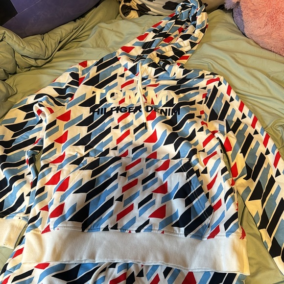 Tommy Hilfiger matching hoodie and shorts brand new , hard to find ! - Picture 2 of 11